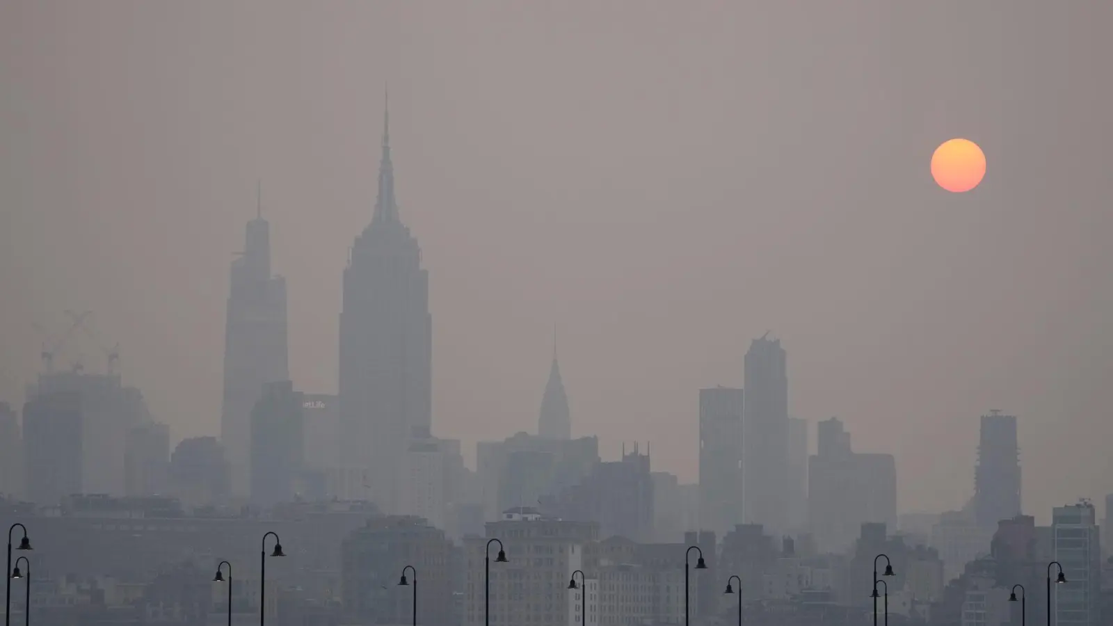 New York lag wegen der Waldbrände in Kanada im Juni unter einer Dunstglocke. (Archivbild) (Foto: Seth Wenig/AP/dpa)