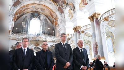 „Unsere Herzen sind voller Trauer“, sagte Schnieder in der voll besetzten Kirche Münster Unserer Lieben Frau.  (Foto: Bernd Weißbrod/dpa)