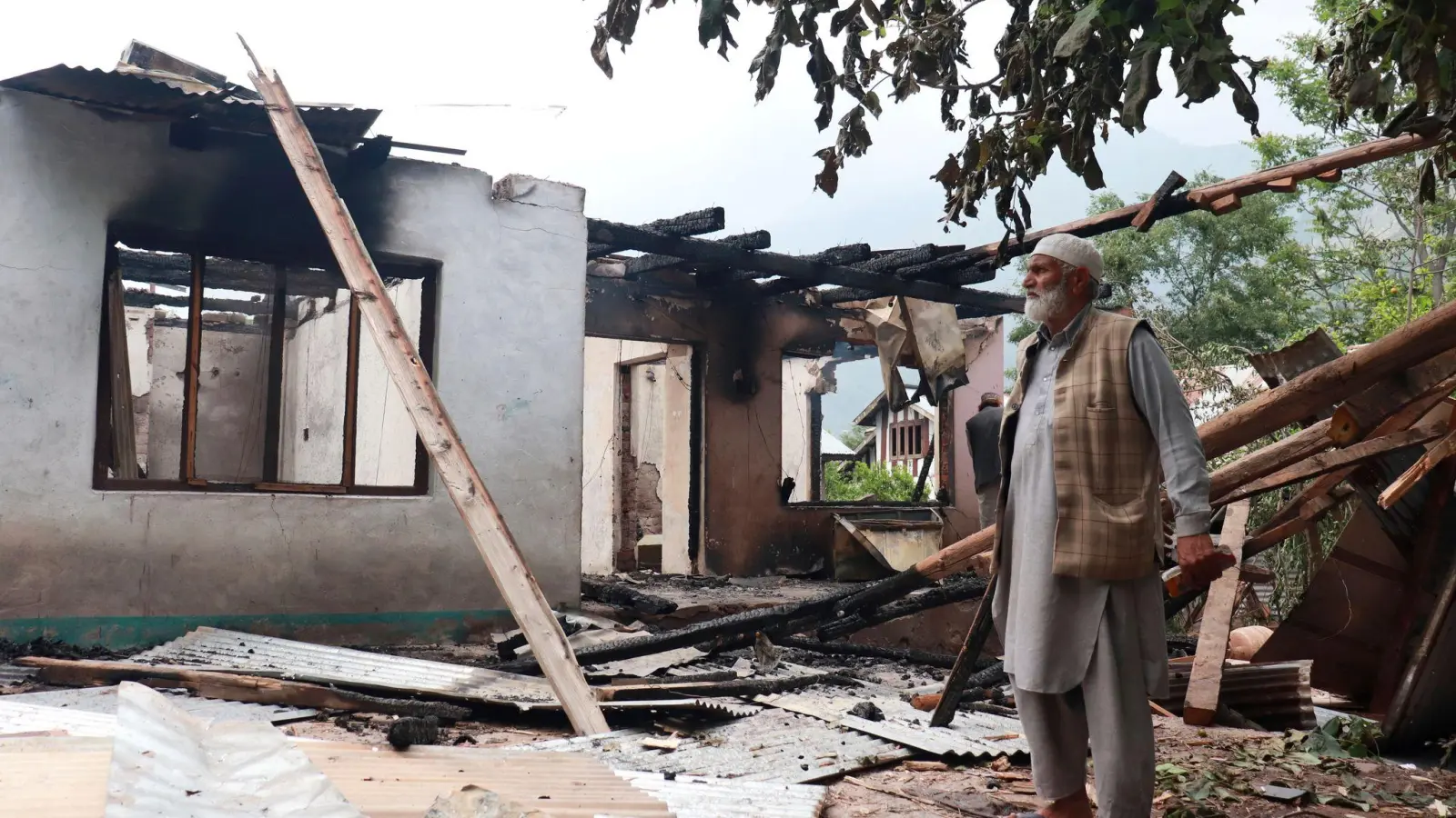 Ein Anwohner im indisch kontrollierten Kaschmir steht neben einem Haus, das durch pakistanischen Artilleriebeschuss beschädigt worden sein soll. (Foto Archiv) (Foto: Junaid Bhat/AP/dpa)