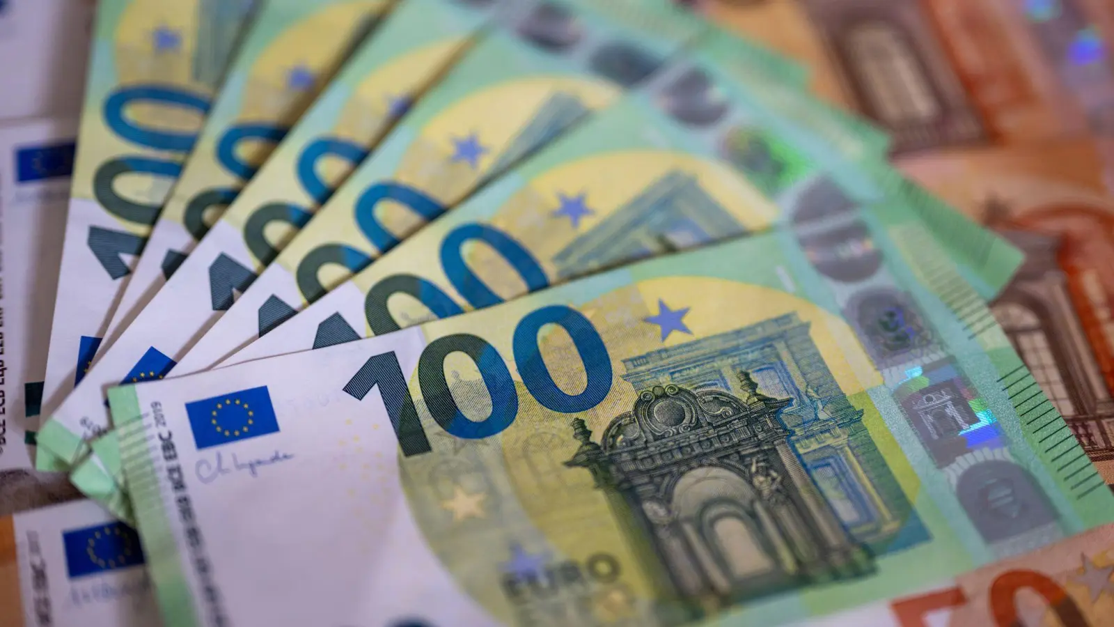 In der Kleidung des Autofahrers fanden die Beamten bündelweise Geldscheine. (Symbolbild) (Foto: Monika Skolimowska/dpa)