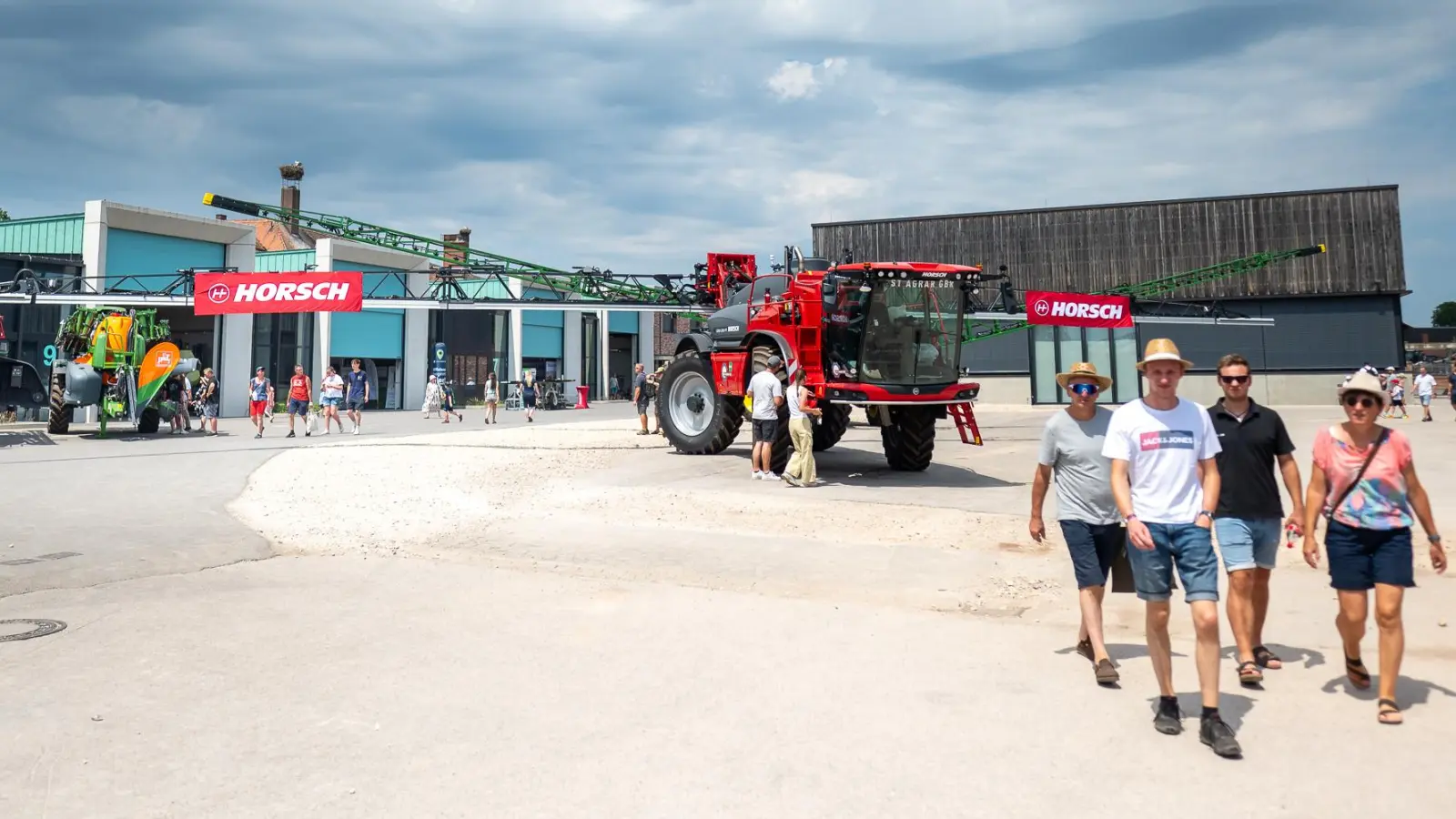 Hüte waren besonders beliebt bei den Besucherinnen und Besuchern des Johannitags. Aufgrund der hohen Temperaturen war bei der Geburtstagsausgabe nicht ganz so viel los wie in den vergangenen Jahren. (Foto: Mirko Fryska)