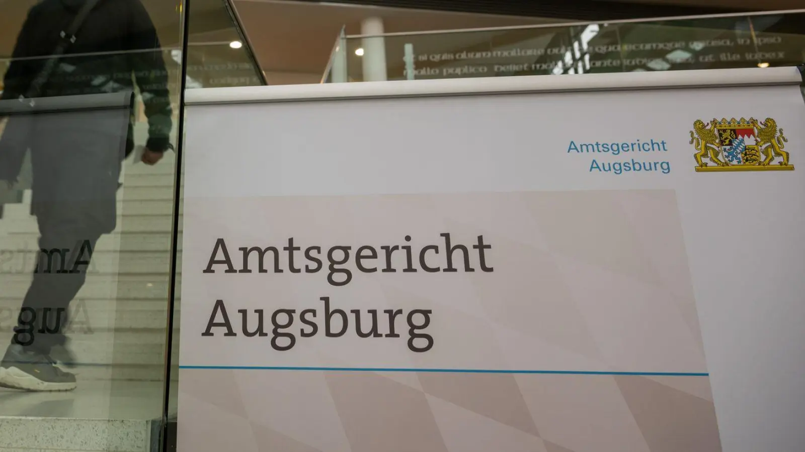 Das Amtsgericht in Augsburg verurteilte eine Mutter, die ihre Tochter zur Prostitution angeboten hat, zu einer Gefängnisstrafe. (Symbolbild) (Foto: Stefan Puchner/dpa)