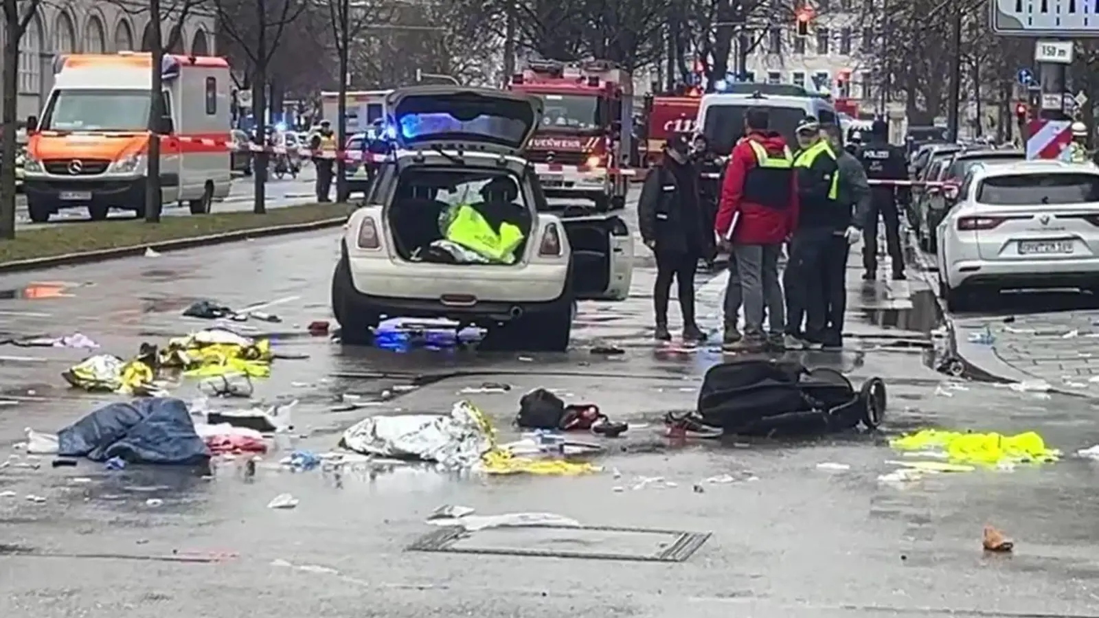 Mindestens 20 Menschen wurden verletzt. (Foto: Christoph Trost/dpa)