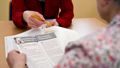 Orientierung im Dschungel der Pflegeleistungen: Nach einer Beratung haben Pflegebedürftige und ihre Angehörigen mehr Klarheit.  (Foto: Franziska Gabbert/dpa-tmn)