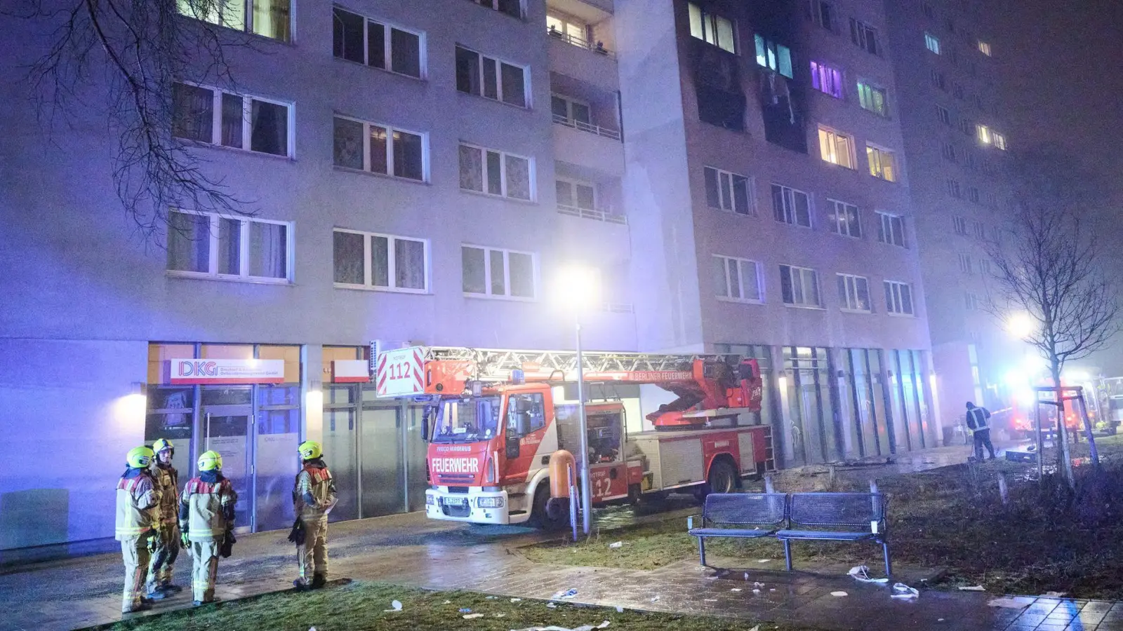 Die Feuerwehr war mit 170 Kräften im Einsatz.  (Foto: Annette Riedl/dpa)