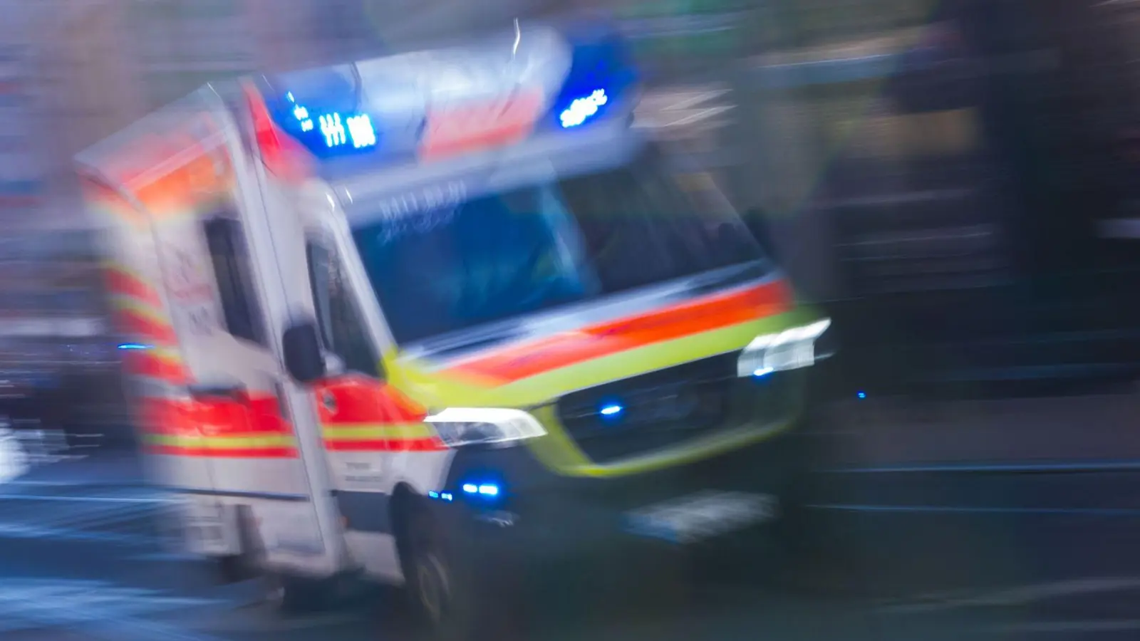 Sanitäter brachten die Verletzten in ein Krankenhaus. (Symbolbild) (Foto: Jens Büttner/dpa)