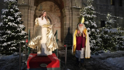 Auf dem Weihnachtsmarkt in Feuchtwangen schauen auch 2025 regelmäßig Christkind und Nikolaus vorbei. (Archivbild: Herbert Dinkel)