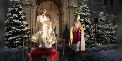 Hauptakteure am Feuchtwanger Weihnachtsmarkt sind traditionell das Christkind (im Bild Fabienne Frey) und der Nikolaus, der in diesem Jahr von Klaus Scheder dargestellt wird. (Foto: Herbert Dinkel)