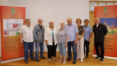 Auf den Seniorentag weisen vom Seniorenbeirat hin (von links): Fritz Heubeck, Harald Riegler, Inge Müller, Herta Egerer, Edmund Rauh, Margot Huber, Stefan Salinger und Michael Vogel. (Foto: Oliver Herbst)