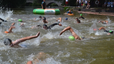 500 Meter müssen die Starter zum Auftakt des Altmühltriathlons im Altmühlbad bewältigen. (Foto: Jörg Behrendt)