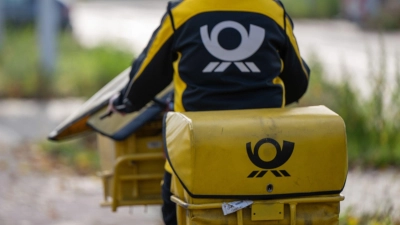 Briefe auf dem Weg zum Briefkasten - es werden immer weniger. (Foto: Monika Skolimowska/dpa)