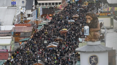 2025 musste das Wiesn-Gelände zeitweise wegen Überfüllung geschlossen werden (Archivbild).  (Foto: Felix Hörhager/dpa)