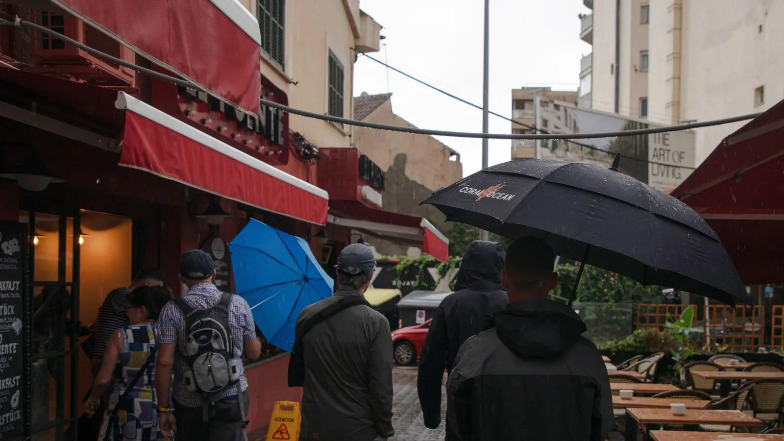Auch Touristen bekamen das schlechte Wetter zu spüren. (Foto: Clara Margais/dpa)