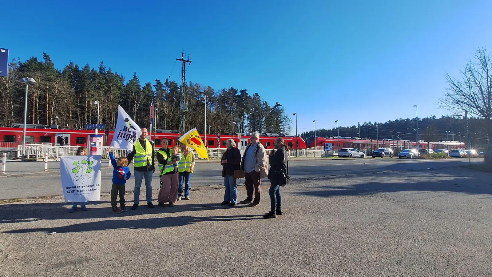 Neun Personen nahmen an der Mahnwache in Wicklesgreuth teil. (Foto: Daniela Ramsauer)