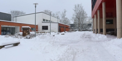 Am Montag blieben die Pausenhöfe – wie hier am Löhe-Campus in Neuendettelsau – leer. Wie es im Laufe der Woche weitergeht, ist noch offen. (Foto: Antonia Müller)