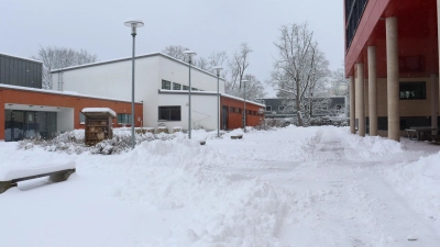Am Montag blieben die Pausenhöfe – wie hier dam Löhe-Campus in Neuendettelsau – leer. Wie es im Laufe der Woche weitergeht, ist noch offen. (Foto: Antonia Müller)
