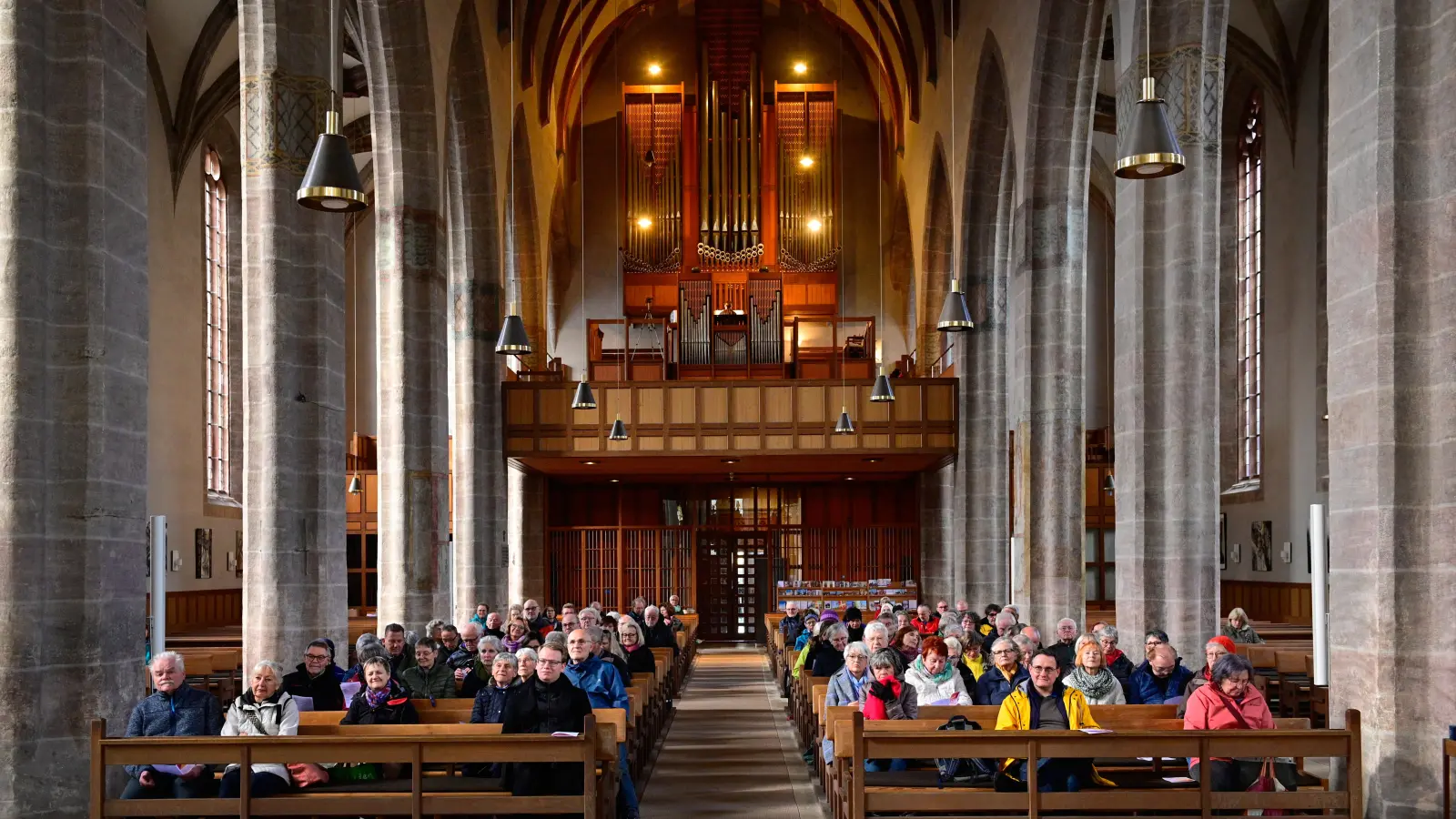 Sieht nach Gottesdienst aus, ist aber ein Konzert mit lauter Evergreens: Lilo Kunkel spielt sie auf der Orgel von St. Johannis. (Foto: Jim Albright)