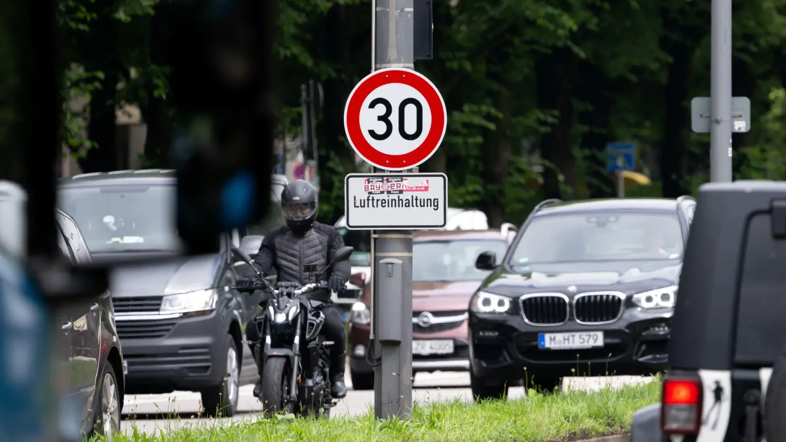 Zwischenzeitlich waren die Tempo-30-Schilder am Mittleren Ring verschwunden, nun müssen sie zurückkehren. (Archivbild) (Foto: Sven Hoppe/dpa)