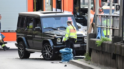 Beim Unfallauto handelt es sich um eine Mercedes-G-Klasse, einen Luxus-Geländewagen. (Foto: Bernd Weißbrod/dpa)