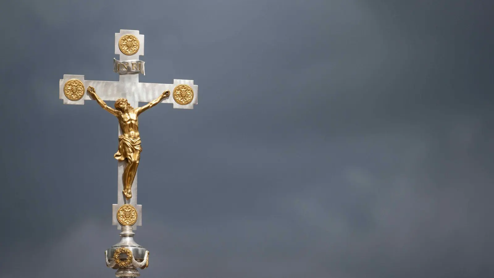 Die Kirchensteuer kann durch verschiedene Ansätze reduziert werden. (Foto: Marijan Murat/dpa/dpa-tmn)