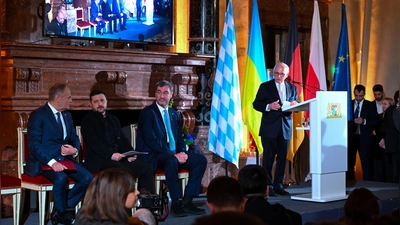 Stellvertretend für den Mut und die Kraft der Ukrainer im Krieg gegen Russland nahm Präsident Wolodymyr Selenskyj den Ewald-von-Kleist-Preis entgegen. (Foto: Sven Hoppe/dpa)