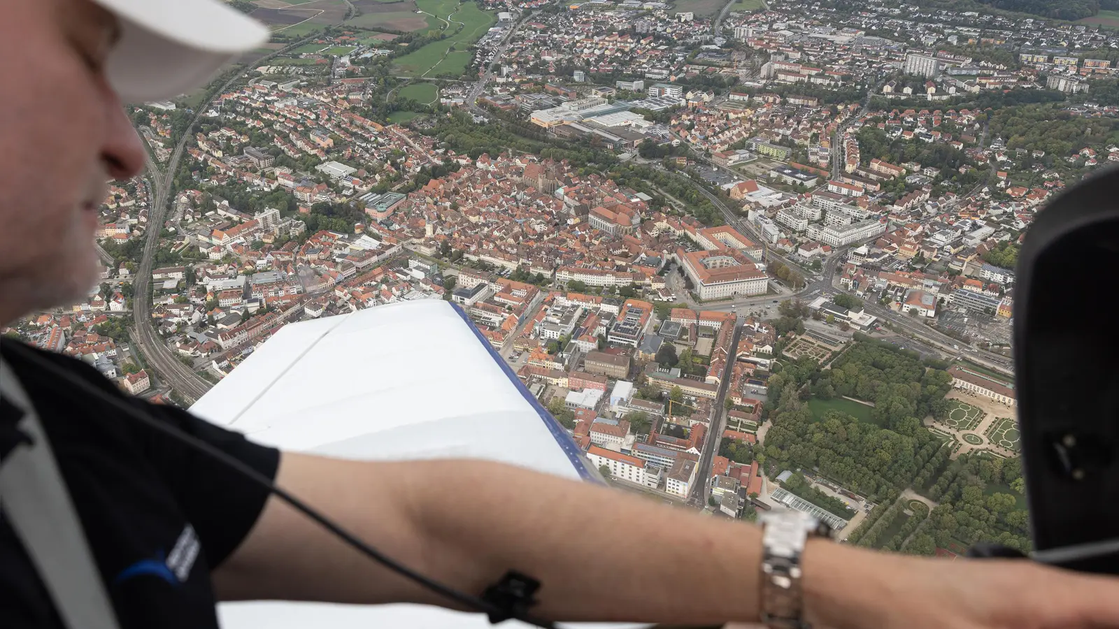 Aussicht über die Altstadt und den Hofgarten beim Rundflug.<br> (Foto: Daniel Christ)