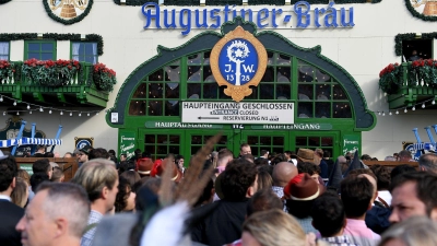 Nicht nur die Bierzelte, auch das gesamte Gelände war zeitweise überfüllt (Archivbild). (Foto: Felix Hörhager/dpa)