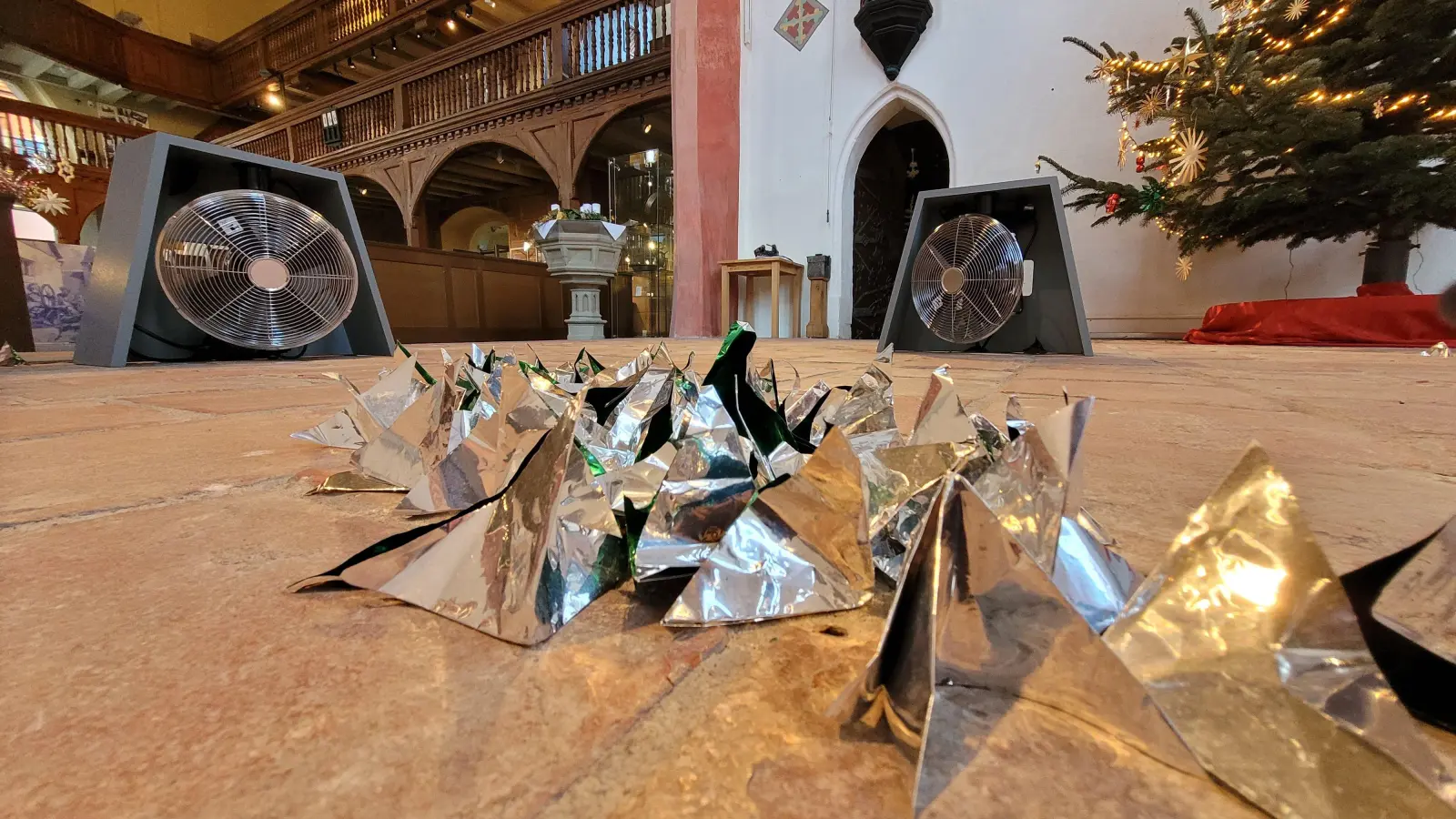 Im Chor der Spitalkirche ist „active shine“ aufgebaut worden. Dazu gehören vier Ventilatoren und 200 aus Stanniol gefaltete Hütchen. (Foto: Nina Daebel)