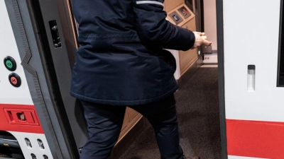 Der Fernverkehr bei der Deutschen Bahn soll komfortabler werden. (Archivbild) (Foto: Carsten Koall/dpa)