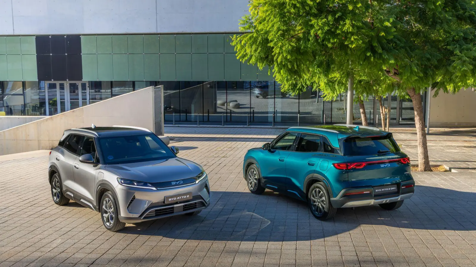 BYD Atto 2 bietet künftig mehr Antriebsvarianten: Neben dem bekannten Elektroantrieb (links) kommt ein Plug-in-Hybrid (rechts) mit bis zu 1.000 Kilometern Reichweite. (Foto: BYD/dpa-tmn)