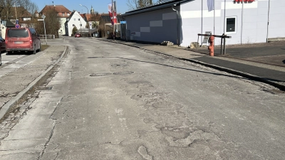 Schlaglöcher und viele Wellen: Die Uffenheimer Sparkassenstraße ist in keinem guten Zustand. (Archivbild: Sylvia Fehlinger)