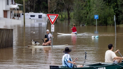 Viele Menschen konnten sich nur noch mit Booten und Paddleboards fortbewegen. (Foto: Lindsay Moller/AAP/dpa)