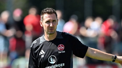 Der neue Trainer Miroslav Klose leitet das Training. (Foto: Federico Gambarini/dpa)