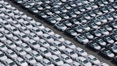 Für den Export bestimmte Autos im Hafen von Shanghai. (Symbolbild) (Foto: Uncredited/CHINATOPIX via AP/dpa)