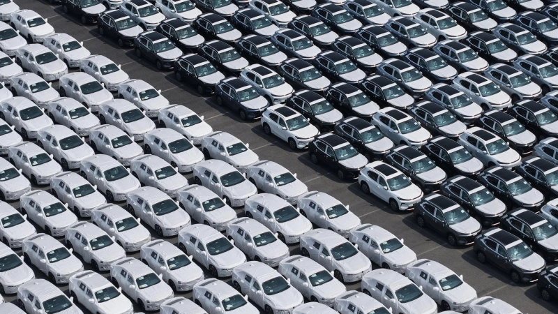 Für den Export bestimmte Autos im Hafen von Shanghai. (Symbolbild) (Foto: Uncredited/CHINATOPIX via AP/dpa)