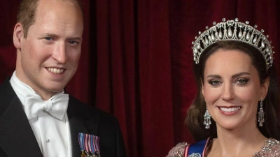 Auf dem Kopf hat sie die exakte Nachbildung einer Tiara, die einst Prinzessin Diana trug. (Foto: Jonathan Short/Madame Tussauds L/PA Media/dpa)