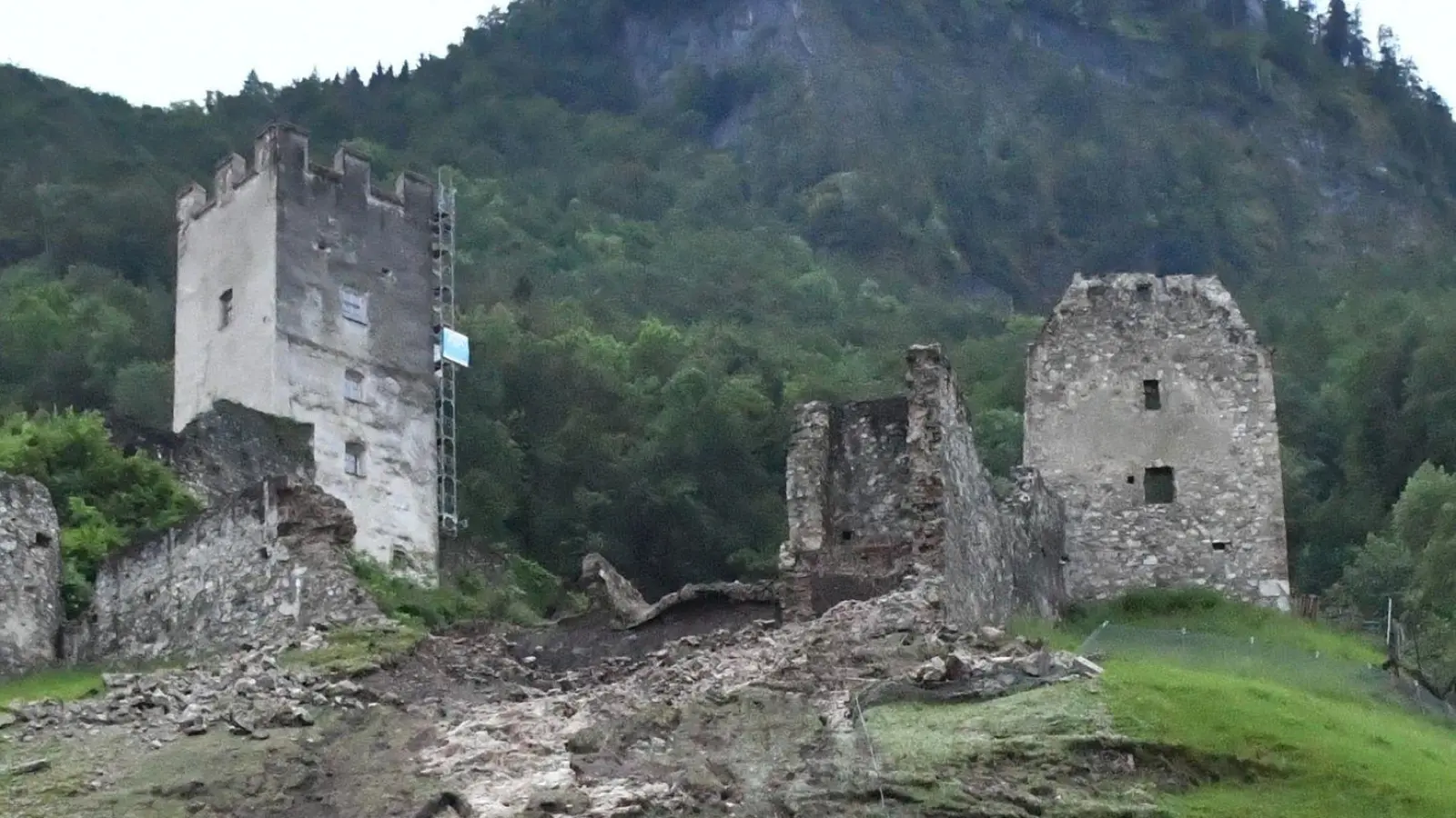 Teile der Burgruine Falkenstein im oberbayerischen Flintsbach sind nach heftigen Regenfällen abgerutscht. (Foto: David Pichler/dpa)