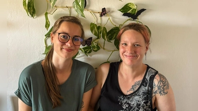 Die Gründerinnen von „JDMK Decoclips”: Johanna Demmel (links) und Michelle Kercher. (Selfie: Johanna Demmel)