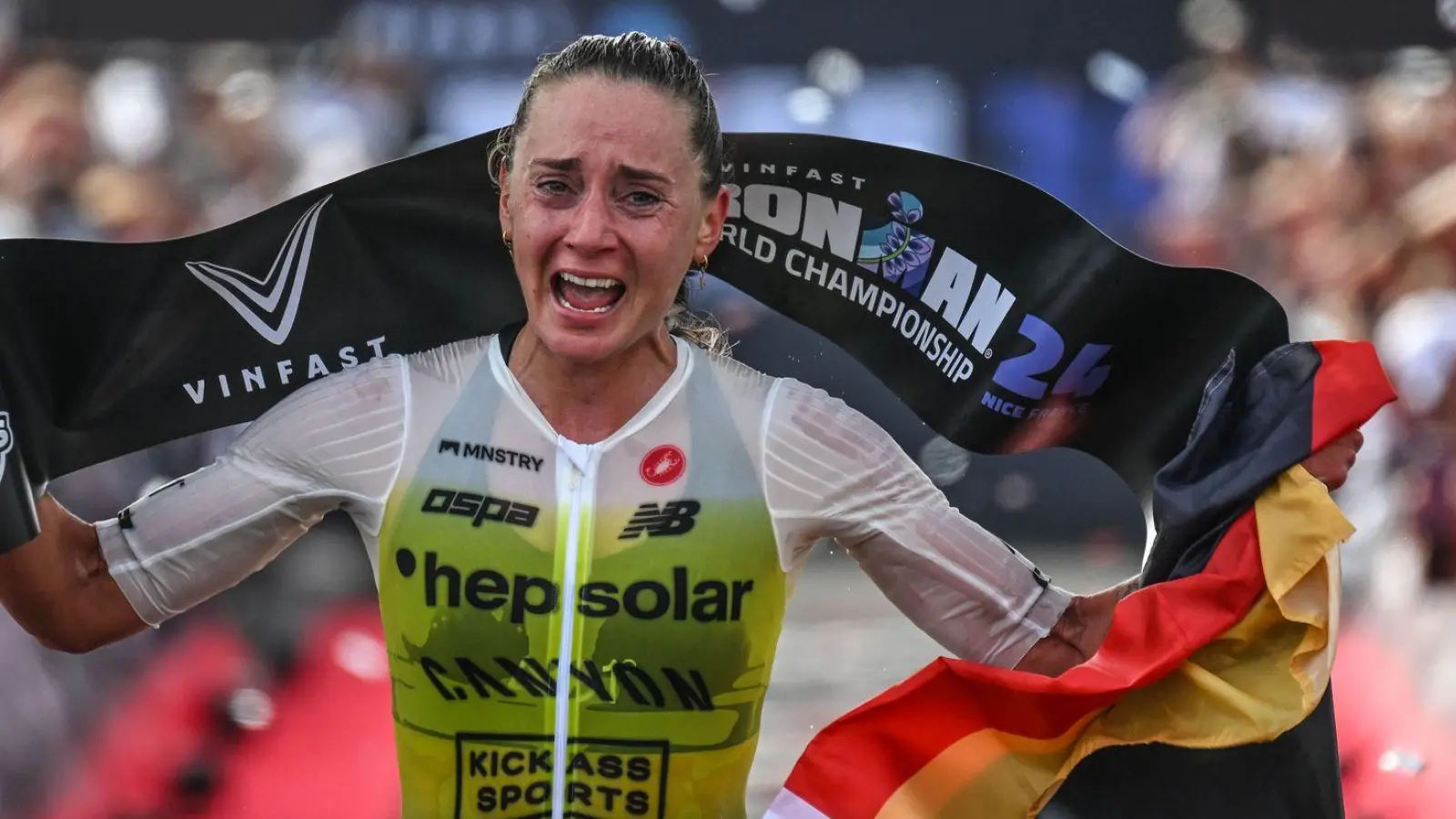 Laura Philipp ist am Ziel ihres großen Traums. (Foto: Bartlomiej Zborowski/Activ’Images/IRONMAN/dpa)