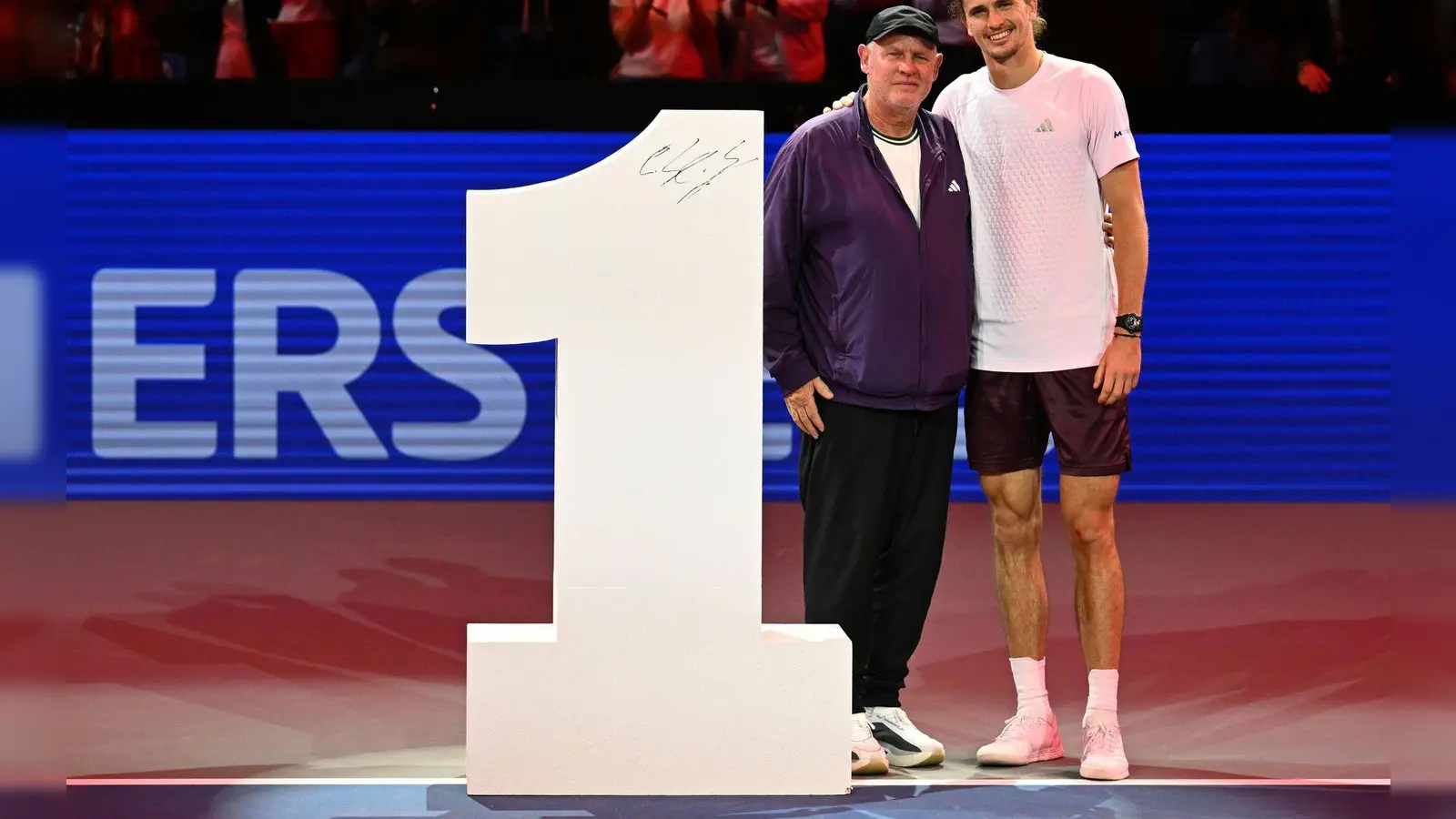 Zweimal Alexander und die Eins: Tennis-Champion Zverev mit seinem Vater. (Foto: Helmut Fohringer/APA/dpa)