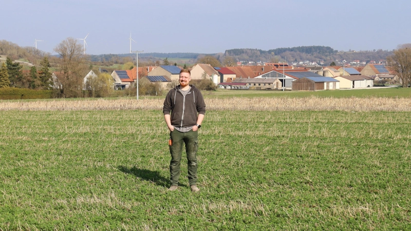 Der Landwirt Christian Leidenberger will auf diesem Acker südwestlich von Zailach einen Stall für 12.000 Hennen errichten. (Foto: Alexander Biernoth)
