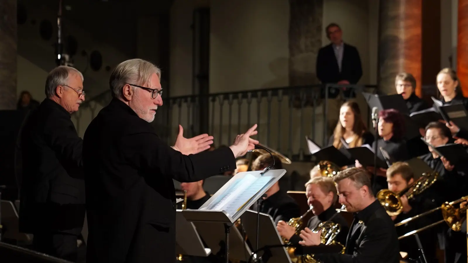 Besondere Ereignisse verlangen besondere Lösungen. Zwei Dirigenten fürs gleiche Stück gibt es selten: Ernst Berendes (links) und Kirchenmusikdirektor Carl Friedrich Meyer während der Aufführung der „Atom Heart Mother Suite”. (Foto: Elke Walter)