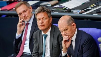 Finanzminister Christian Lindner (FDP), Wirtschaftsminister Robert Habeck (Grüne) und Bundeskanzler Olaf Scholz (SPD) ringen seit Wochen um eine Einigung im Haushaltsstreit. (Archivbild) (Foto: Kay Nietfeld/dpa)