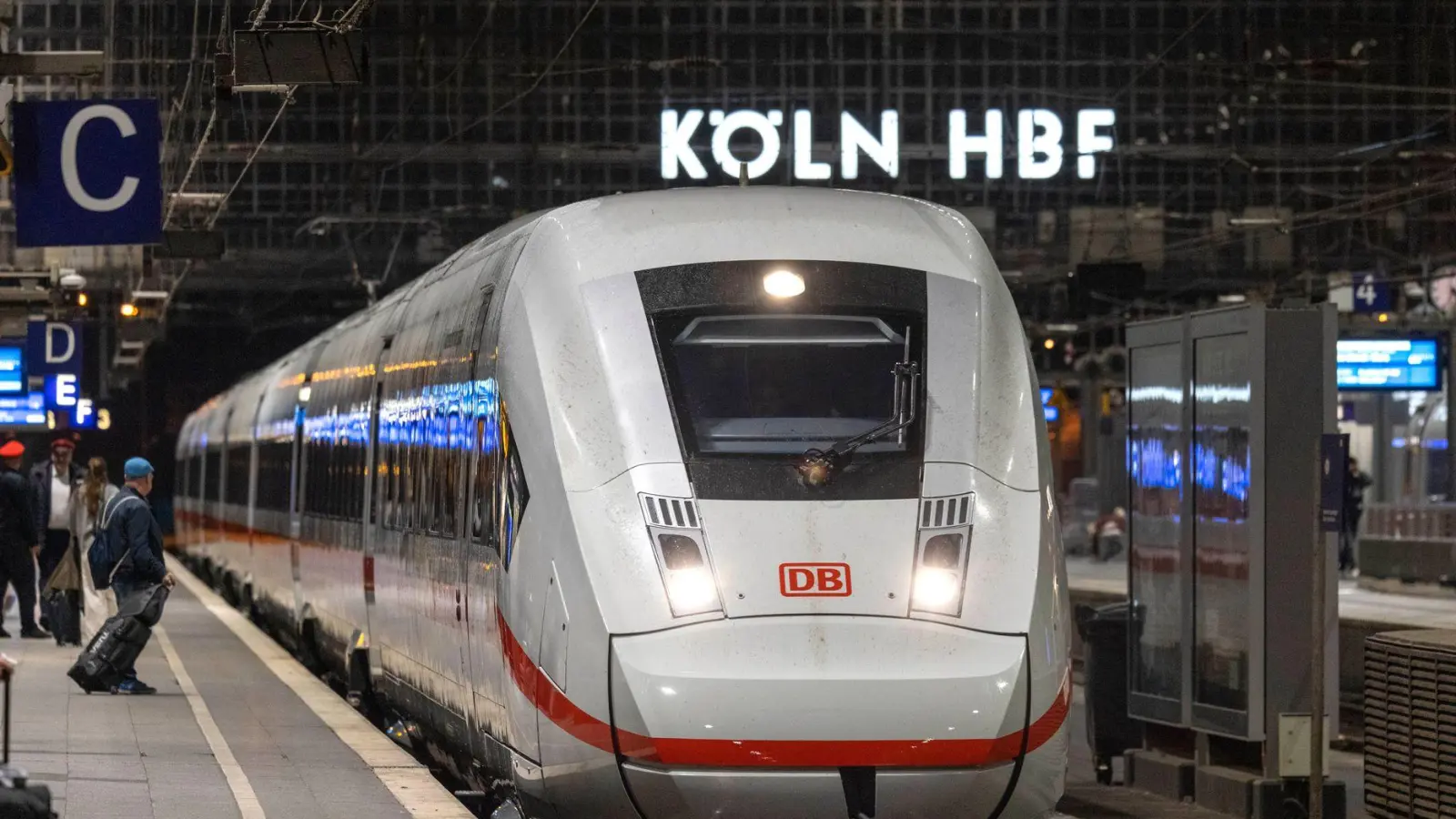 Die Deutsche Bahn war im April besonders unpünktlich unterwegs. (Archivbild) (Foto: Thomas Banneyer/dpa)