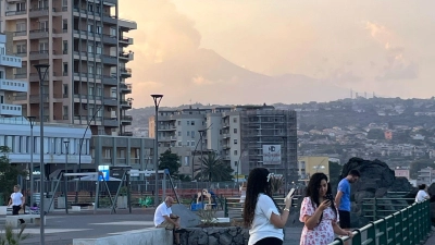 Auf Sizilien sitzen wegen des jüngsten Ausbruchs des Vulkans Ätna mitten in der Hauptreisezeit mehrere Tausend Urlauber fest. (Foto: Lena Klimkeit/dpa/dpa-tmn)