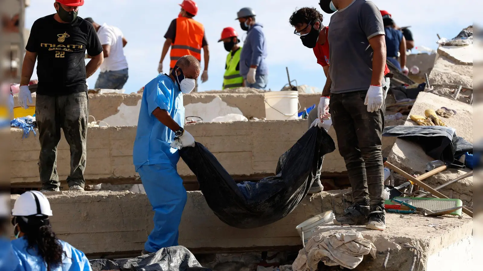 Unter den Trümmern werden noch Tausende Menschen vermutet.  (Foto: Pedro Mattey/AP/dpa)