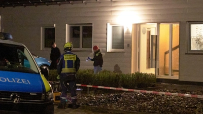Einsatzkräfte stürmten die Wohnung, in der sich der Mann verschanzt hielt. (Foto: Tizian Gerbing/dpa)