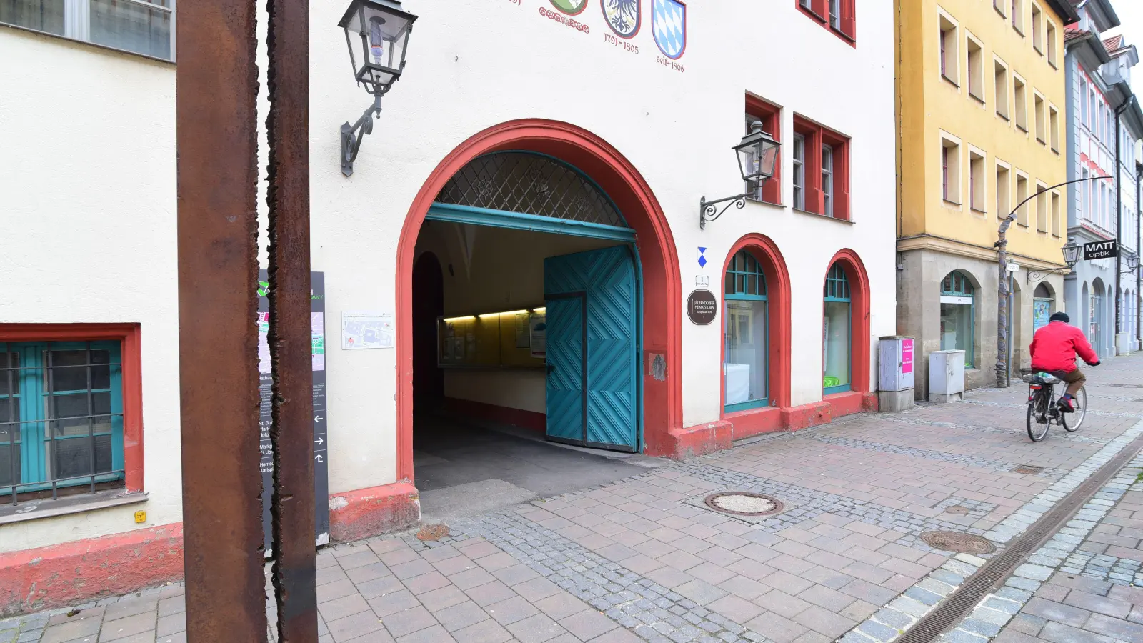 Auf dem Martin-Luther-Platz in Ansbach ist dem Widerstandskämpfer eine Stele gewidmet. (Foto: Jim Albright)