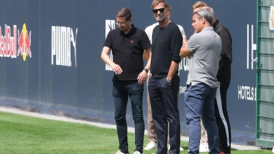 Der oberste Red-Bull-Fußballaufseher Jürgen Klopp schaut genau hin.  (Foto: Sebastian Willnow/dpa)
