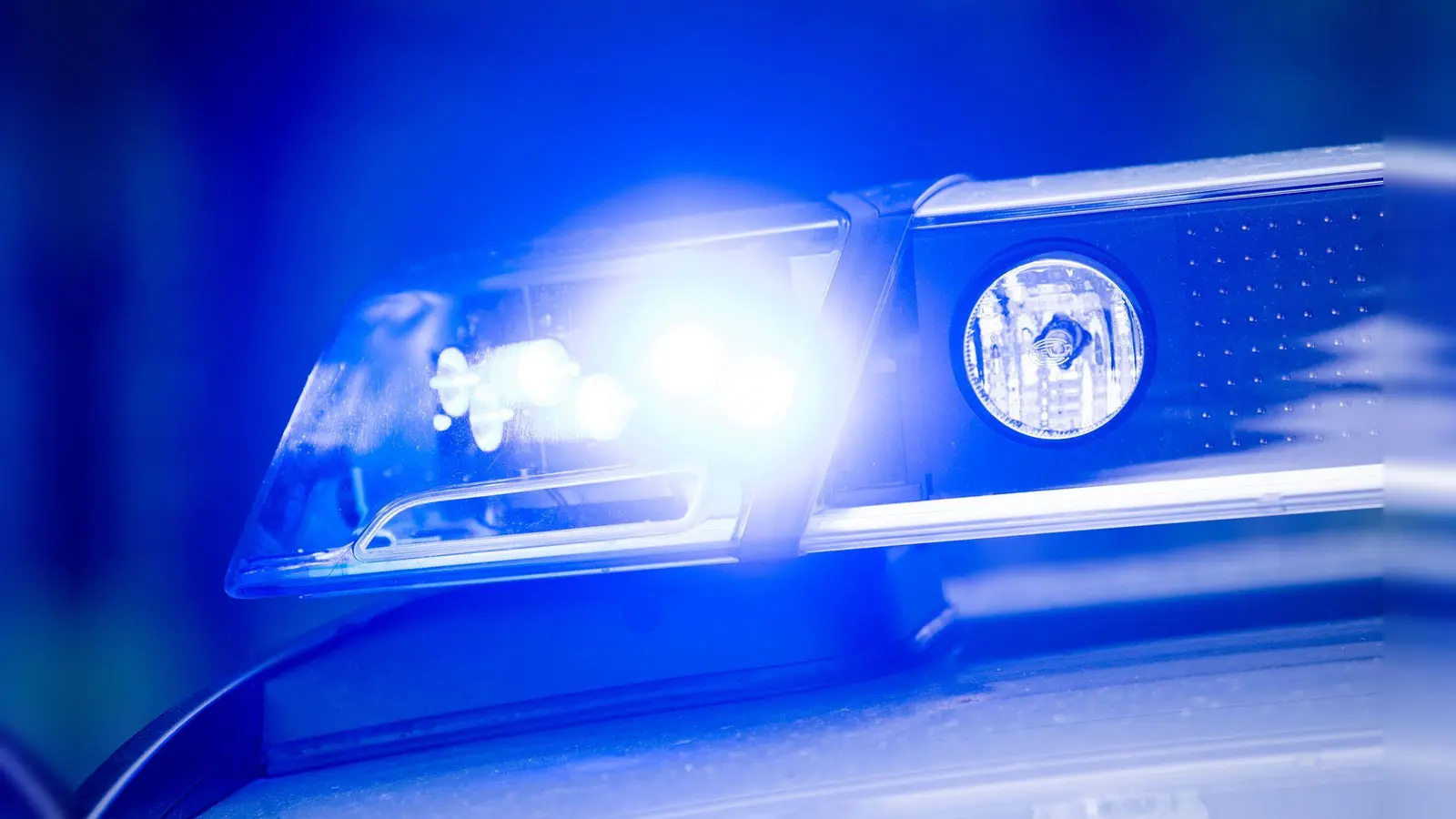 Eine Streife verfolgte auf der A92 bei Wörth an der Isar einen deutlich zu schnellen Wagen. Gegen den 52-jährigen Fahrer wird wegen des Verdachts auf ein verbotenes Kraftfahrzeugrennen ermittelt. (Symbolbild) (Foto: Lino Mirgeler/dpa)
